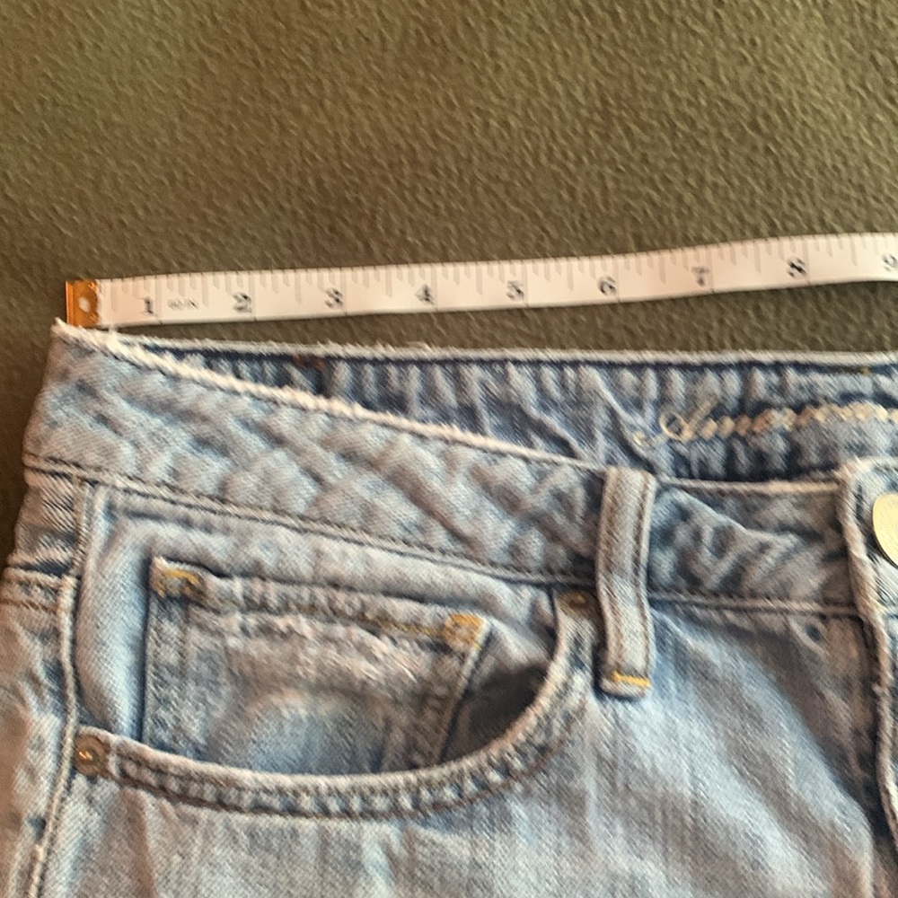 American Eagle distressed denim shorts. 5 pocket. Button & zipper. Size 6. - Picture 6 of 9